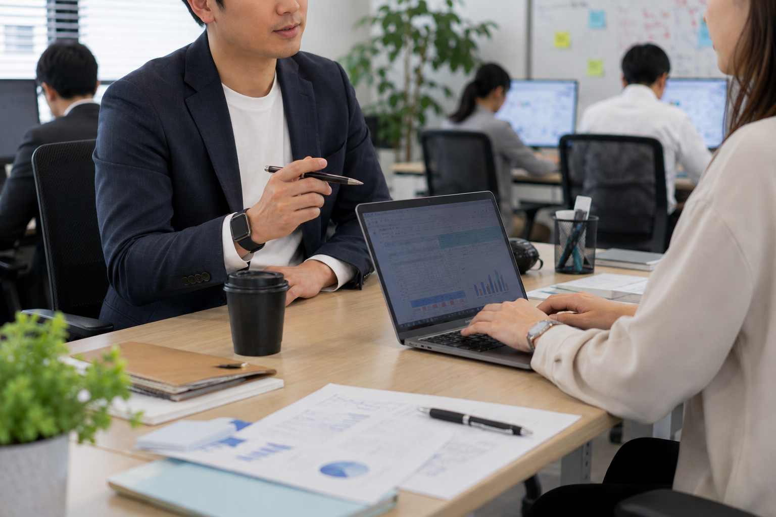 打ち合わせをしながらシステムエンジニアリングサービスを行う様子